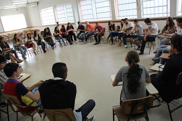 Nas rodas de conversa, estudantes e educadores procuram entender o que falta na escola e na educação que faz com o jovem abandone os estudos e o que pode ser feito para garantir que o estudante permaneça na sala de aula. Foto: Arquivo ACS/SEE